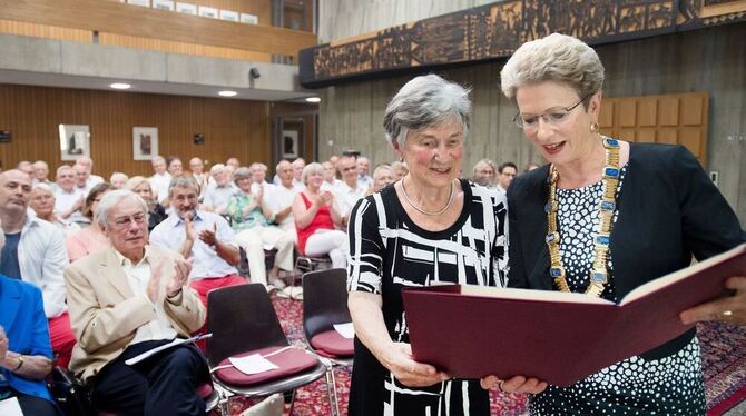 Suse Gnant erhält im Rathausfoyer von Oberbürgermeisterin Barbara Bosch (rechts) die Bürgermedaille mit Urkunde. FOTO: TRINKHAUS