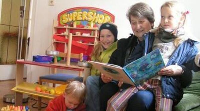 Helga Schrade macht vor, was der Kinderschutzbund will. Spielen und Lesen mit eigenen und geliehenen Enkeln klappt auf Anhieb.