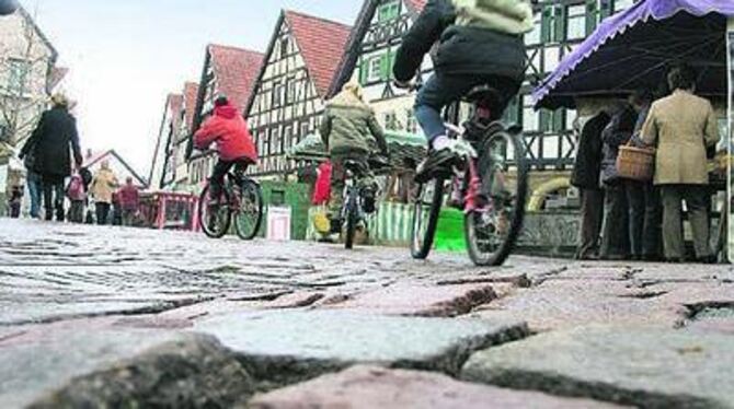 Kaputte Fugen, holprig: Das Kopfsteinpflaster auf dem Pfullinger Marktplatz ist in die Jahre gekommen. GEA-FOTO: ESCH