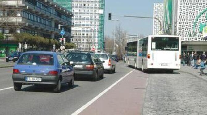 Was muss beachtet werden, wenn sich Busse nach dem Haltestellen-Stopp wieder in den fließenden Straßenverkehr einfädeln? GEA-FOT