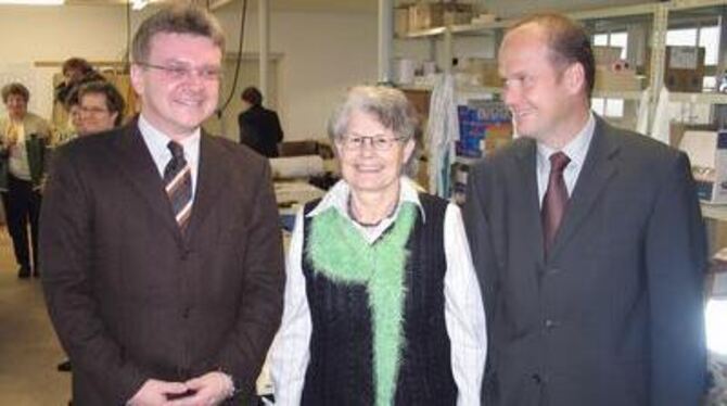 Margarete Schlotterbeck mit Bezirksbürgermeister Elmar Rebmann (links) und Works-Kiefner-Firmenchef Jörg Kiefner. FOTO: CBS