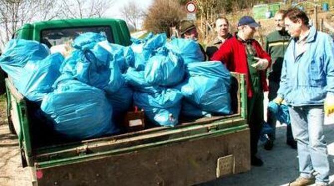 Die Müllmenge ließ den Helfern in Eningen das Lachen vergehen. FOTO:LEIPPERT