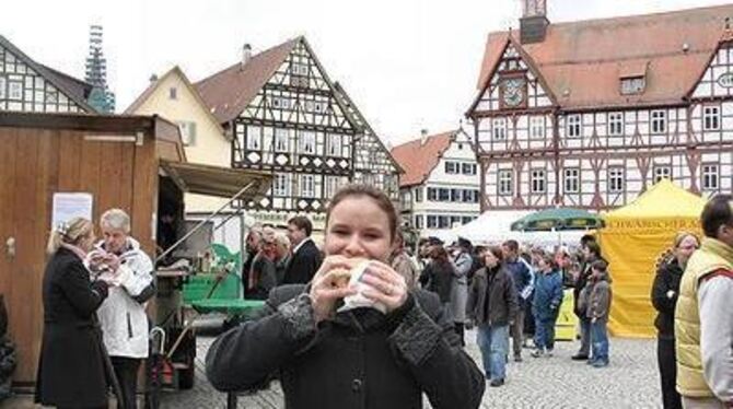 Endlich wieder im Freien speisen. Zum bevorstehenden Osterfest passend, gab's vor allem Lamm in Bad Urach. FOTO: SANDER