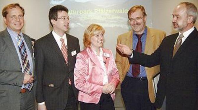 Pro Biosphäre: IHK-Geschäftsführer Dr. Wolfgang Epp, Johannes Schwörer, IHK-Tourismus-Koordinatorin Karin Goldstein, Regierungsp