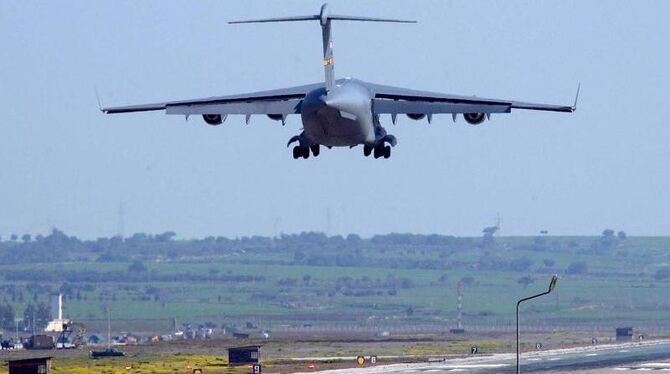 Ein US-Militärflugzeug landet auf dem türkischen Stützpunkt Incirlik bei Adana. FOto: Valdrin Xhemaj/Archiv