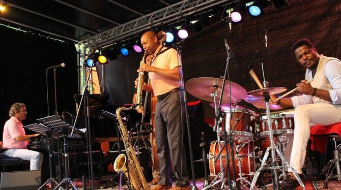 Branford Marsalis (Mitte) und Mitglieder seines Quartetts auf der Sudhaus-Waldbühne. FOTO: JÜSP