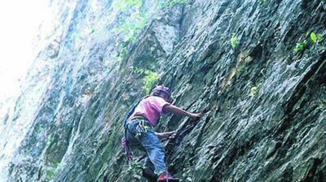 Auf das Klettern an den dafür zugelassenen Felsen im Landkreis - hier der Rutschenfelsen in Bad Urach - wollen die Enthusiasten