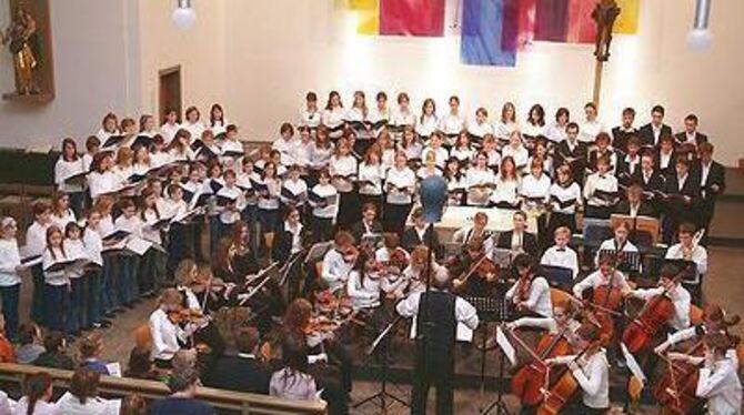 Gelungene Aufführung: Chor und Orchester des Isolde-Kurz-Gymnasiums in Eningen.  FOTO: TRINKHAUS