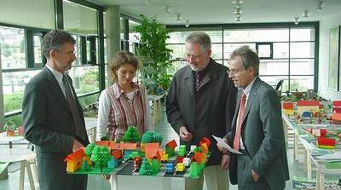 Die Jury bei der Beurteilung der eingereichten Arbeiten aus dem Jahr 2005 (von links): Philipp Licht (Kreissparkasse), Simone Ne