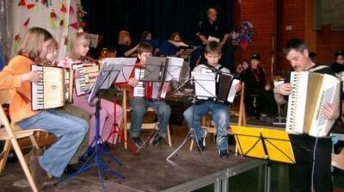 Die jungen Musiker, wie hier vom Handharmonika-Club, gaben im Neujahrskonzertes ihr Bestes.  FOTO: SOL