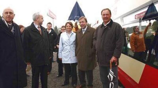 Großer Bahnhof für den neuen Bahnsteig (von links): Bernhard Strobel von der Hohenzollerischen Landesbahn, Landrat Thomas Reuman