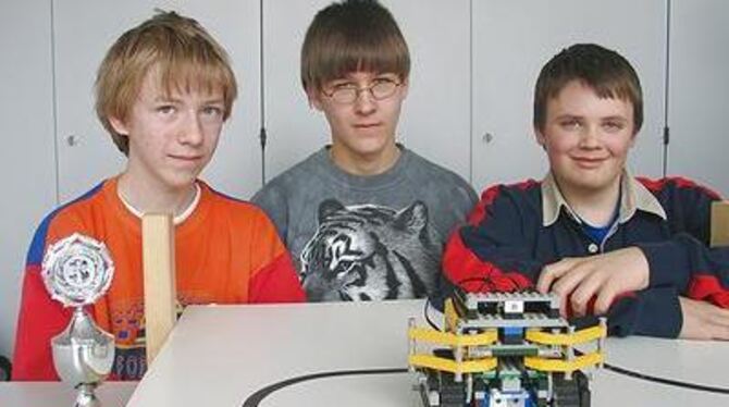 Fahren zur Robo-WM (von links): Martin Fiedler, Tobias Schürmann und Markus Schörner mit Robo und Pokal. GEA-FOTO: ESCH