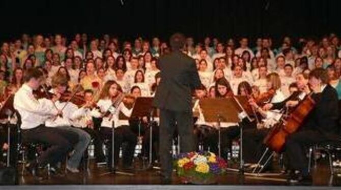 Zweisprachig: Kepi-Chor und &raquo;OK! Choral&laquo; singen - begleichtet vom Schulorchester - eine Europahymne.  FOTO: VOGELBAC