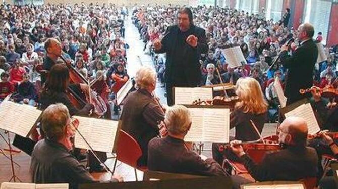 Klassik vor Schülerkulisse: Das Lehrerorchester Südwürttemberg-Hohenzollern heimste in der Wittumhalle jede Menge Beifall ein. F