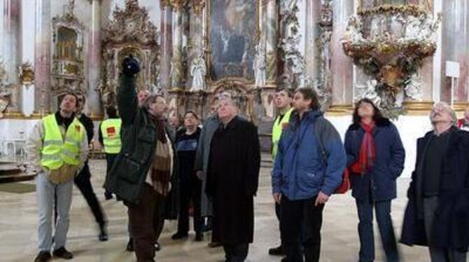 Zwischen Kultur und Arbeitskampf: Partei-Spitzenmann Lothar Bisky (Mitte) besuchte gestern das berühmte Münster in Zwiefalten un