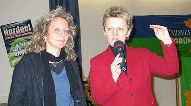 Grüne Frauenpower: Beate Müller-Gemmeke und Renate Künast beim Wahlkampffinale in der Reutlinger Uhlandhöhe.  FOTO: STRÖHLE