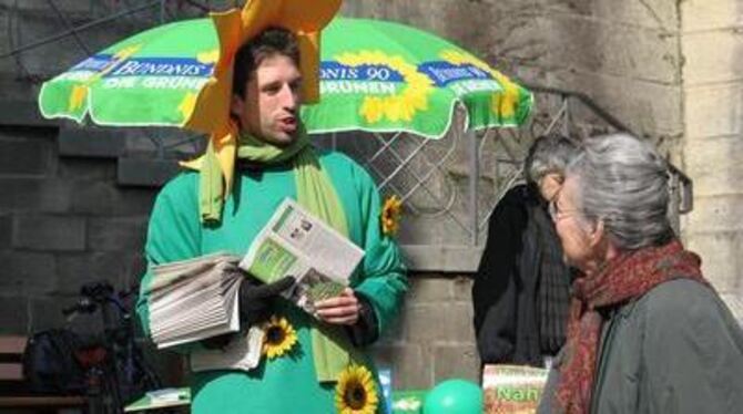 Als Sonnenblume am Infostand: Boris Palmer beim Wahlkampf auf der Straße. GEA-FOTO: -JK