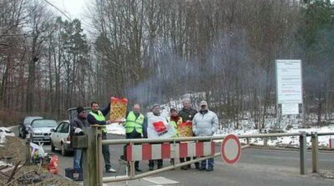 Ein paar rauchende Scheite wärmen: Verdi-Streikposten in Dunst und Schneegriesel vor der Deponie Schinderteich. GEA-FOTO: LB