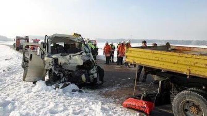 Zwei Kinder und die Fahrerin des Schulbusses wurden schwer verletzt. GEA-FOTO