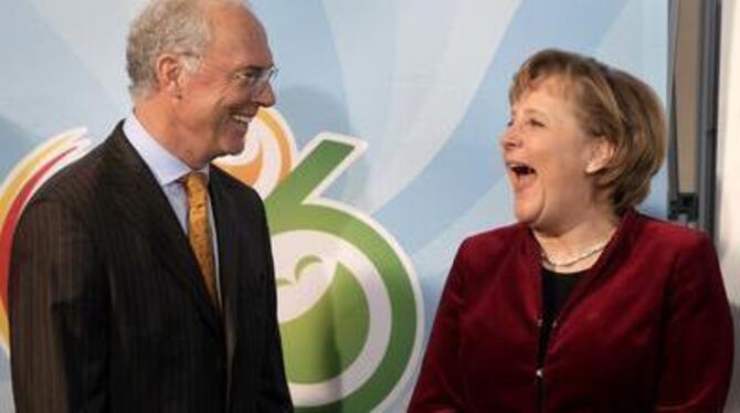 Angela Merkel und Franz Beckenbauer verstehen sich scheinbar prächtig. FOTO: DPA