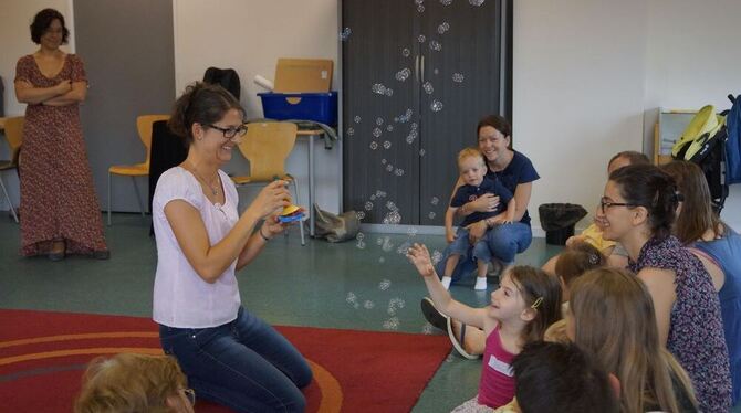 Adina Schnell präsentierte im Rahmen des Seminars »Musik und Sprache« in Noyon das Konzept des Baby-Musikgartens der Musikschule