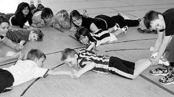 Bewegung und Sport für Vorschulkinder in der Schönbeinhalle: Karotten-Ziehen nennt sich dieses Spiel.  FOTO: SANDER