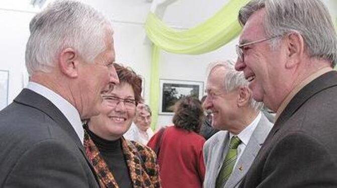 Metzingens Oberbürgermeister Dieter Hauswirth (links) verabschiedet den VHS-Vorsitzenden Manfred Nedele (rechts). FOTO: MAR