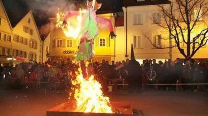 Nach dem Brezelsegen für die Kinder gab es für Reutlingens Schandele kein Pardon mehr - ab bis nächstes Jahr! FOTO: TRINKHAUS