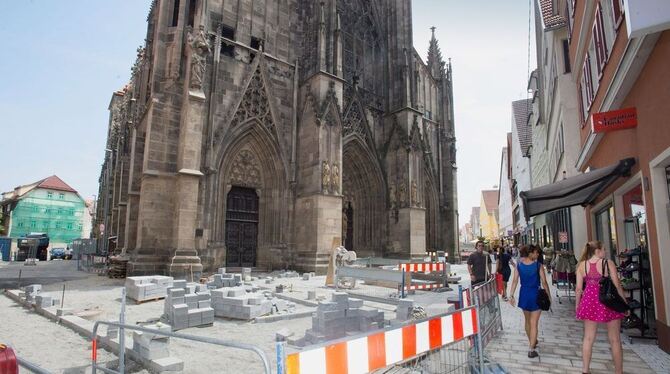 Die Belagsarbeiten an der Wilhelmstraße vor dem Haupteingang der Marienkirche sollen bis zu Beginn des Weindorfs abgeschlossen s