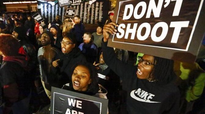 Demonstranten protestieren in Ferguson im US-Bundesstaat Missouri gegen Polizeigewalt. Foto: Tannen Maury/Archiv