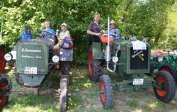 Jung fährt auf Alt ab – oder tut zumindest so: Ein paar Jungs haben ein Fendt »Dieselross« und das Lauxmann-Unikat geentert.