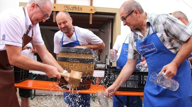 Es zischt und spritzt, nur nicht ins Glas: Fassanstich in Oberstetten.