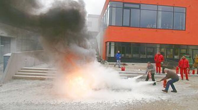 Zu zweit gegen die Flammen: Feuerschutzübung im Pliezhäuser Otwin Brucker Schulzentrum. GEA-FOTO: FINK