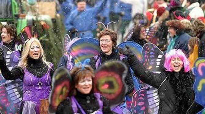 Schmetterlinge im Schneetreiben: Die Eglinger Fasnet ist immer wieder für ungewöhnliche Bilder gut. FOTO: BAIER