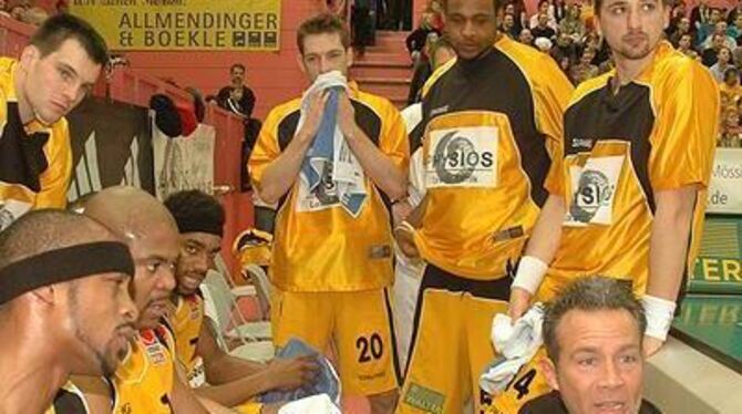 Gemeinsam mit Kraftakt noch zum Sieg: Trainer Aaron McCarthy (rechts) und die Spieler der Walter Tigers Tübingen.  GEA-FOTO: MEY