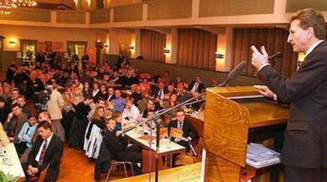 Sehr sachlicher Wahlkämpfer: Baden-Württembergs Ministerpräsident Günther Oettinger (CDU) in Bad Urach.  FOTO: GERLINDE TRINKHAU