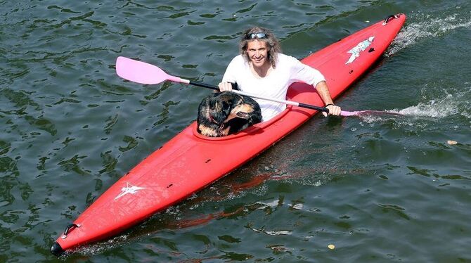 Zwei in einem Boot: Lutz und Hans-Werner aus Meidelstetten paddeln bei Zwiefaltendorf, wo die Donau noch genügend Wasser aufweis