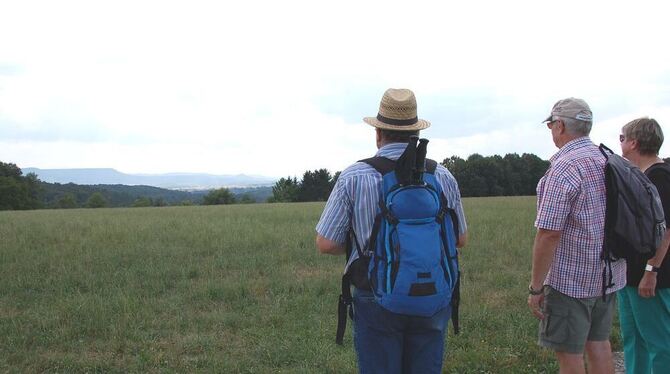 Herrlicher Blick auf die Burg Hohenzollern und übers Steinlachtal auf dem höchsten Punkt der Härten (von links): Werner Hoffmann