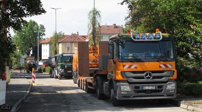 Auf beiden Fahrspuren, die normalerweise stadtauswärts führen, fahren derzeit nur Lastwagen auf der Baustelle Karlstraße. Der Au