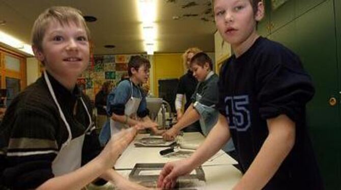 Recycling auf kreative Art: Trochtelfinger Schüler fabrizierten gestern aus Milchverpackungen handgeschöpftes Papier.  FOTO: BAI