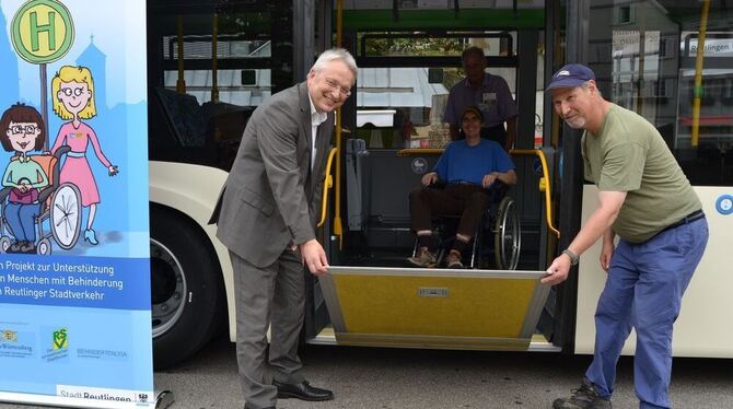 Bürgermeister Robert Hahn (links) und Mobilitätsberater Siegfried Vögele zeigten, wie es geht. FOTO: SV