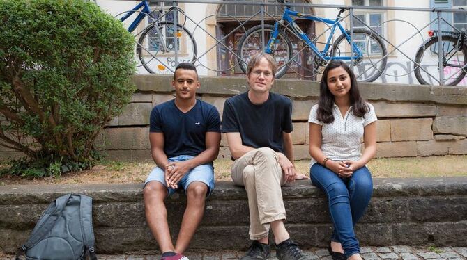 TiL-Stipendiatin Nivar (rechts) hat ihr erstes Schuljahr in Tübingen gut überstanden. Jonathan aus Kirchentellinsfurt (links) trainiert fleißig für seine Titelverteidigung bei den Deutschen Capoeira-Meisterschaften. Andreas Germann (Mitte) vom Tübinger TiL-Büro (Talent im Land) ist mit der Entwicklung seiner Schützlinge zufrieden.  FOTO: HAMMER