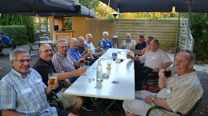 Ein Hoch auf uns: Der Betzinger Handballer-Stammtisch ist auch jenseits des Spielfelds eine feste Einheit. FOTO: RABE