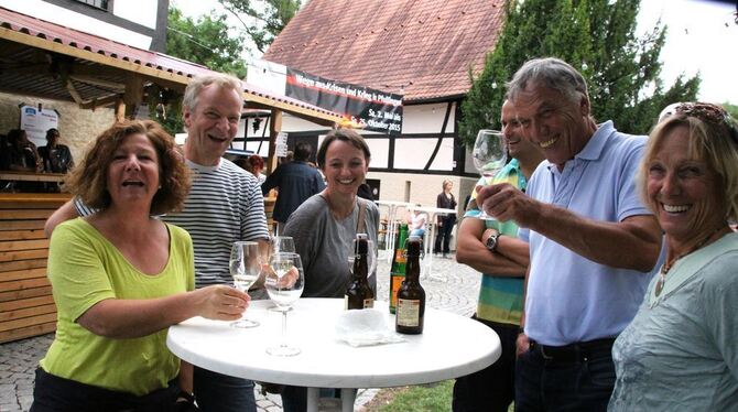 Das erste Glas war schnell geleert und manche blieben – trotz des vielfältigen Angebots an edlen Tropfen beim Weinfest der VfL-F