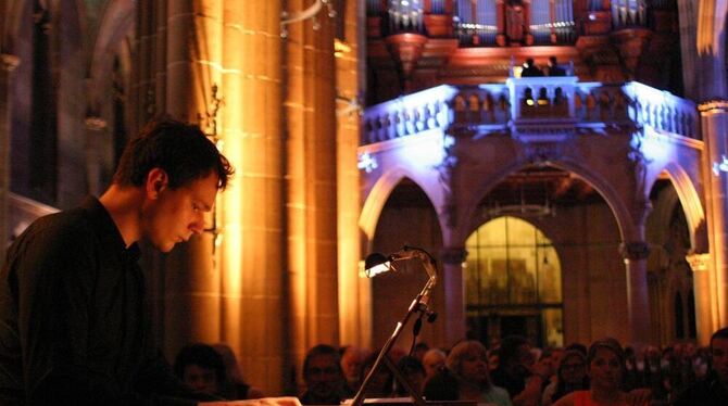 Severin Zöhrer (vorn) an der Truhenorgel. Im Hintergrund die illuminierte Hauptorgel, auf der Torsten Wille spielt. GEA-FOTO: KN