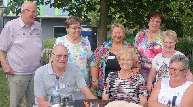 Klaus und Monika Platzek und Veronika Freimayer vorne sowie Eduard Felder, Hilde Volk, Anni Walter, Waltraut Felder und Angelika