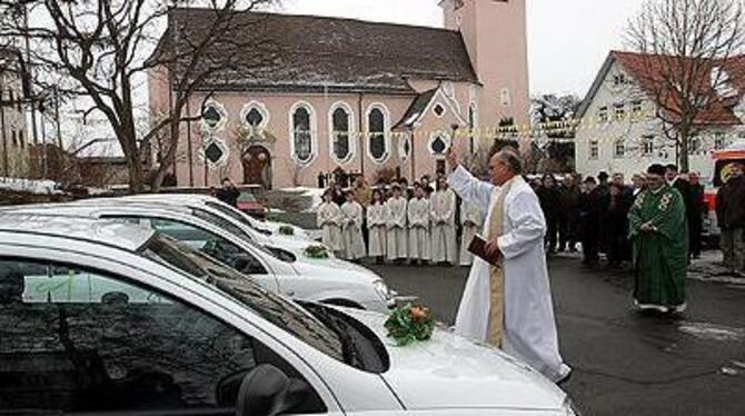 Göttlicher Segen für jede Fahrt: Pfarrer Bernard Backenstrass weihte die neuen Einsatzfahrzeuge der Diakoniestation St. Martin.