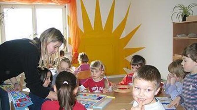 Spielen im &raquo;Sonnenzimmer&laquo;: Mädchen, Buben und Erzieherinnen des Erpfinger Kindergartens genießen die neuen Räume im