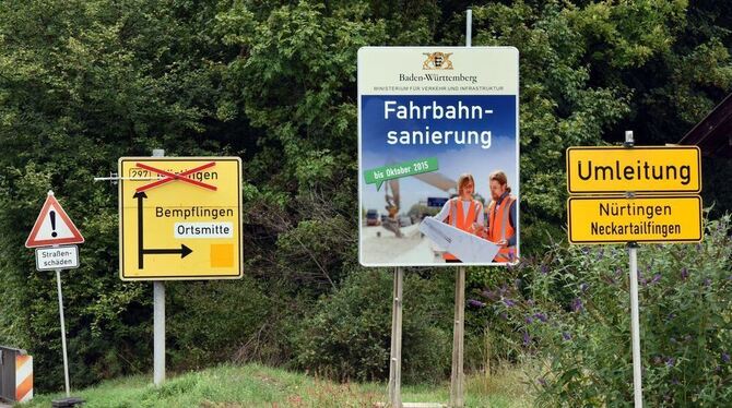 Der Autofahrer hat’s weiß auf grün: Noch bis Oktober dauern die Bauarbeiten.