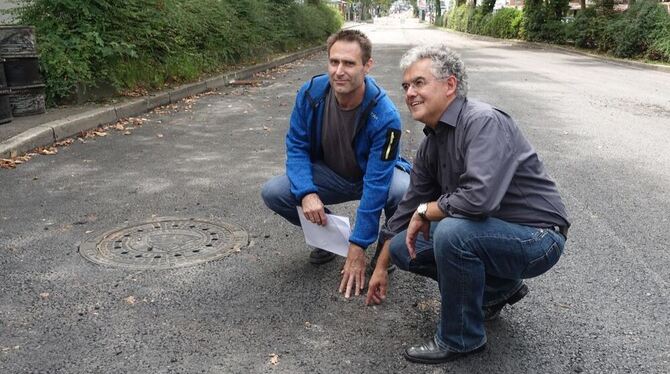 Verkehrsberuhigte Zone: Arno Valin (rechts) und Jochen Strey in der Karlstraße. GEA-FOTO: DÖRR